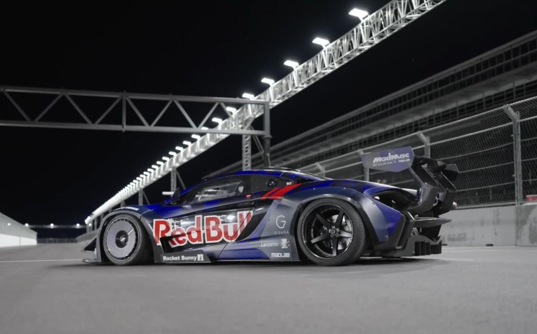 迈凯伦绝杀红牛车队，汉密尔顿带队取胜